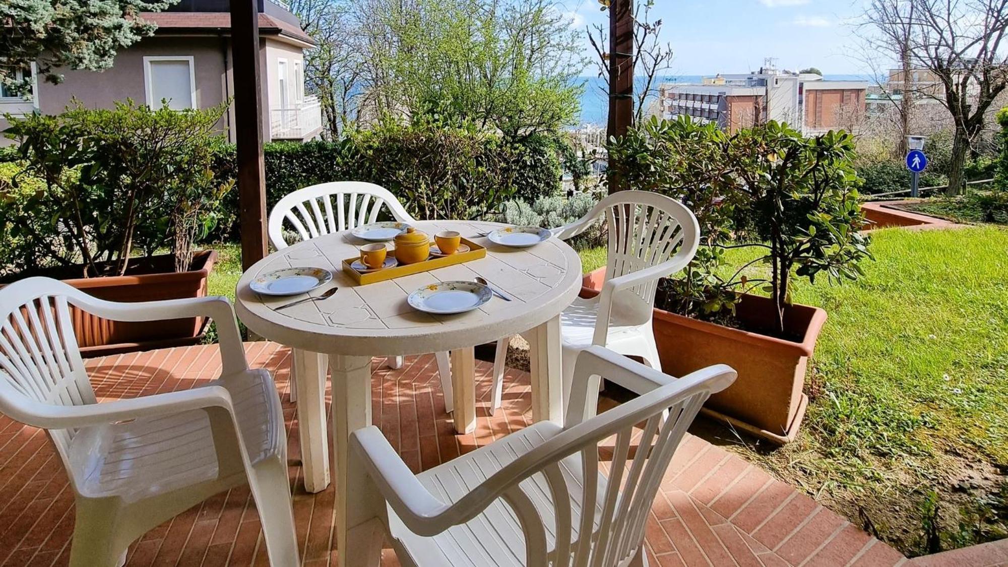 Residence Azzurro Vista Mare-A Gabicce Mare Exterior foto